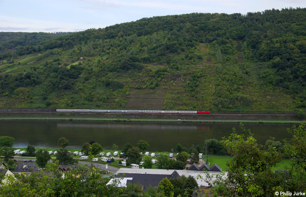 181 215-5 mit dem IC 134 von Norddeich-Mole nach Luxembourg am 03.10.2013 bei St. Aldegund.
