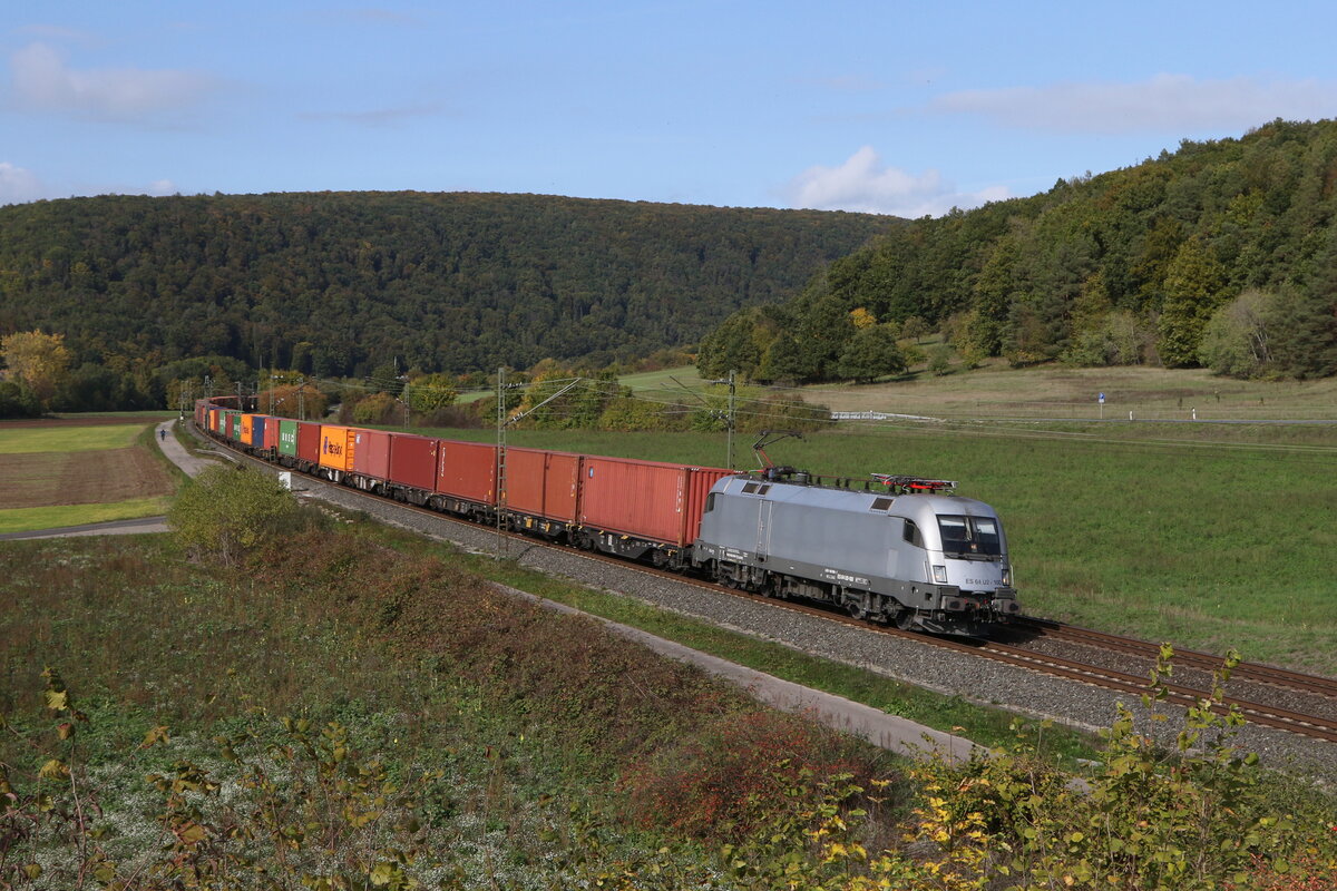 182 100 mit einem Containerzug aus Gem�nden kommend am 11. Oktober 2022 bei Harrbach.