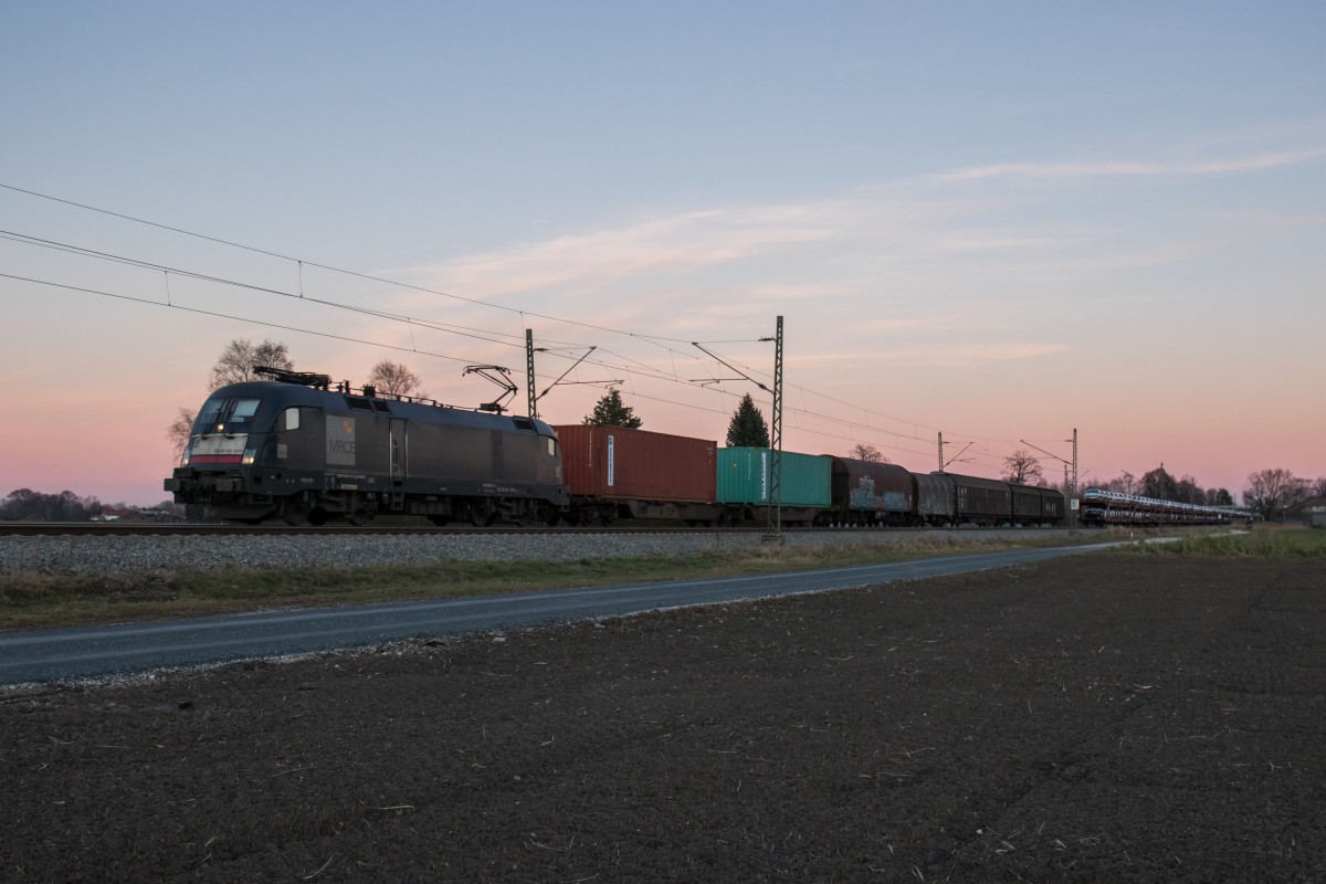 182 513 aus Salzburg kommend am 10. Dezember 2015 bei �bersee am Chiemsee.