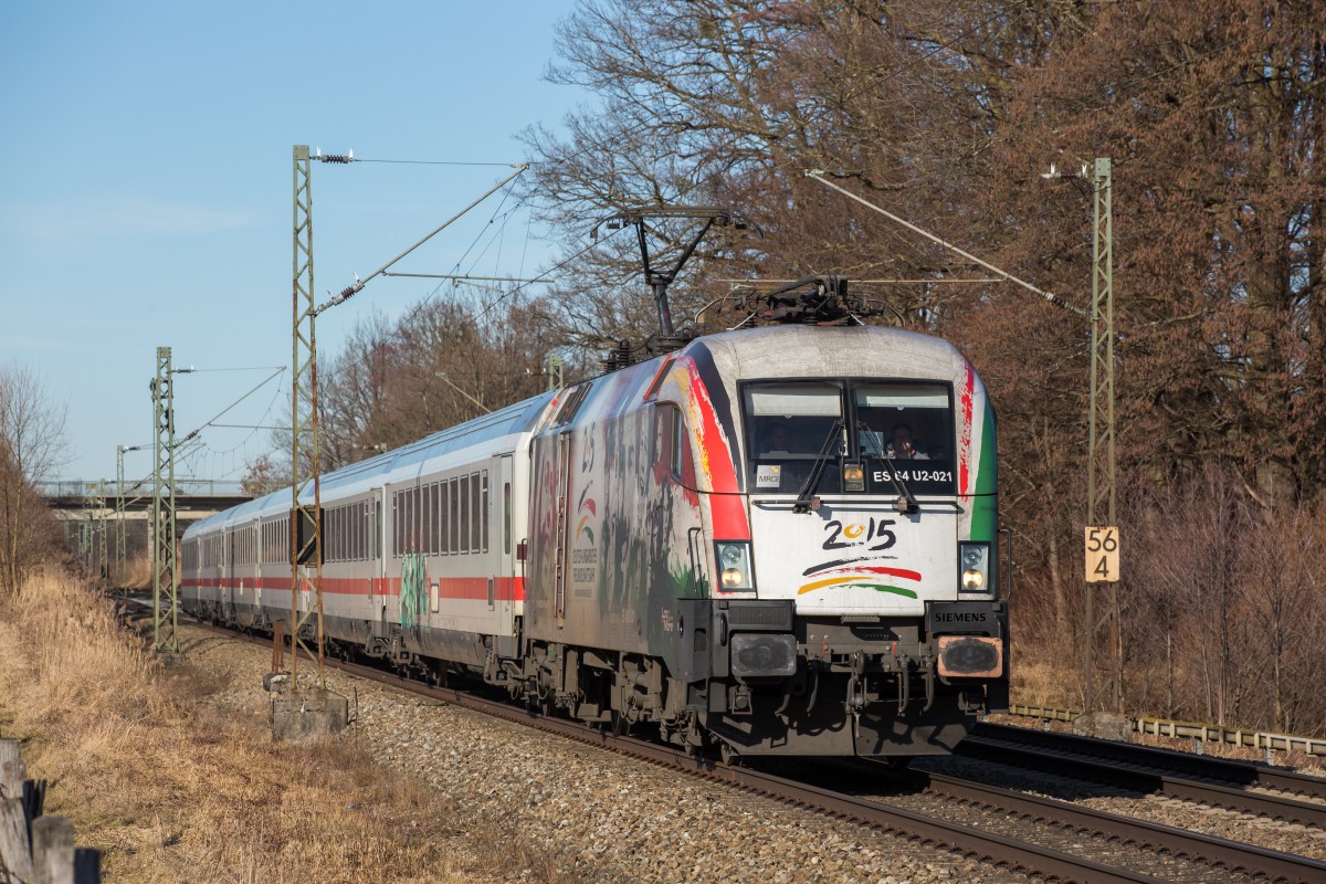 182 521-5  Deutsch Ungarisches Freundschaftsjahr  ist am 12. Februar 2016 mit dem  IC K�nigssee  bei Vogl in Richtung Freilassing unterwegs.