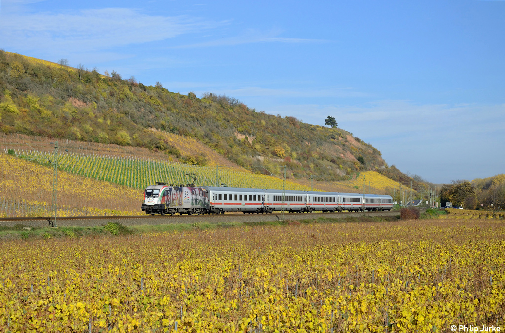 182 521-5 mit dem IC 2519 (Münster(Westf)Hbf - Ulm Hbf) am 08.11.2015 zwischen Nackenheim und Nierstein.
