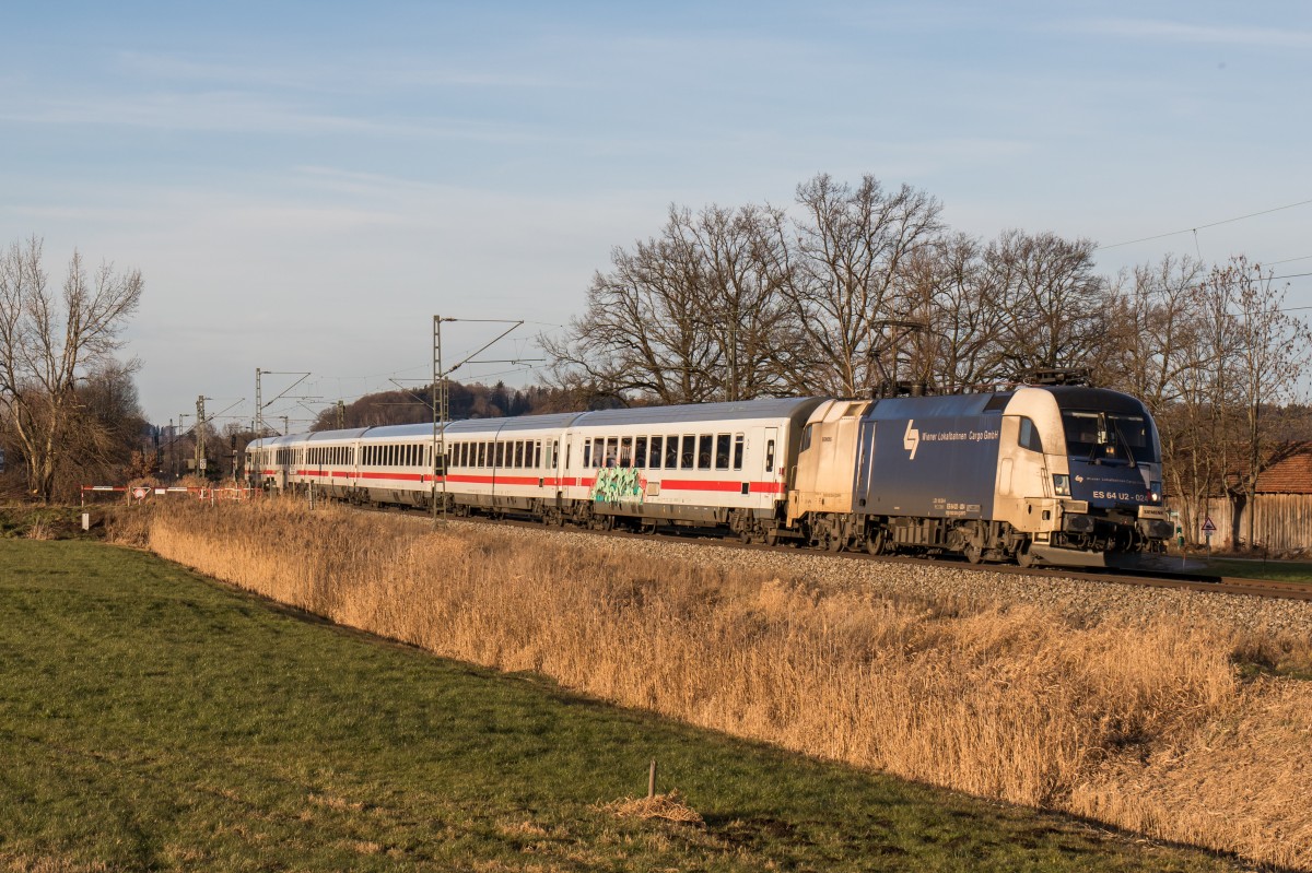 182 524-9 war mit dem  IC K�nigssee  am 25. Dezember 2015 bei Weisham in Richtung Freilassing unterwegs.
