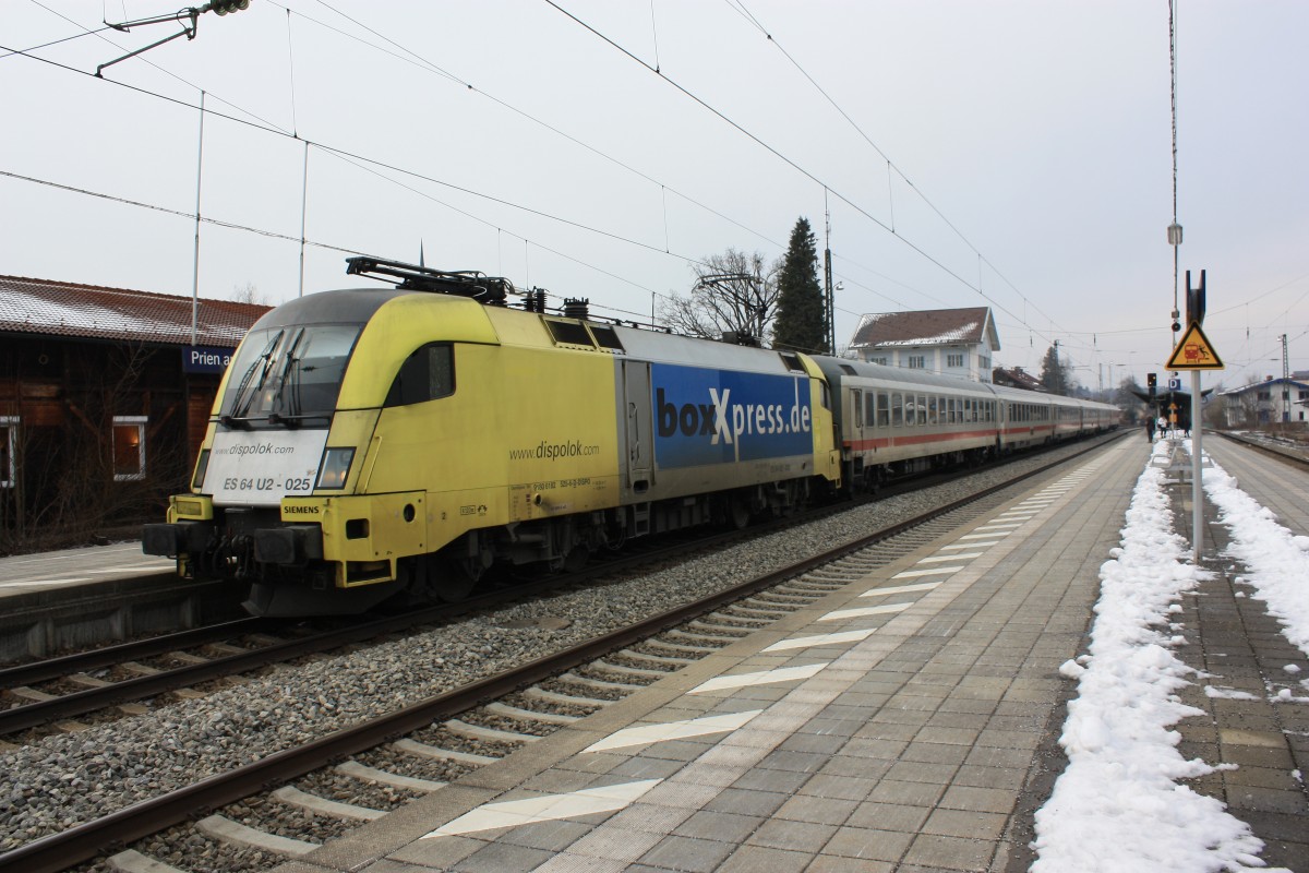 182 525-6 mit dem  IC K�nigssee  am 28. M�rz 2013 im Bahnhof von Prien am Chiemsee.