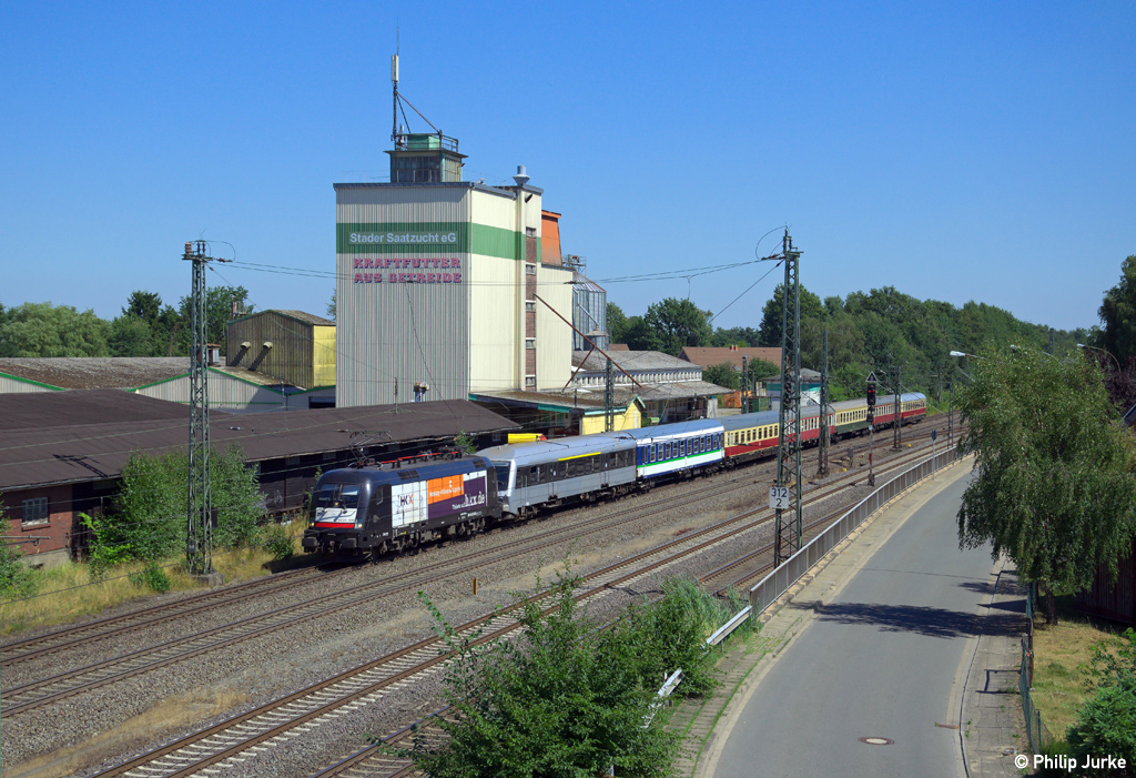 182 530-6 mit dem HKX 1812 von Hamburg nach K�ln am 02.08.2013 bei Tostedt.
