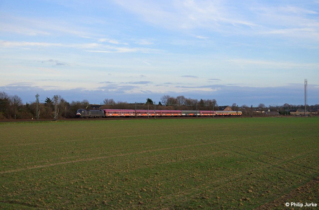 182 530-6 mit dem HKX 1805 (Köln Hbf - HH-Altona) am 23.02.2014 in Langenfeld(Rheinl.).