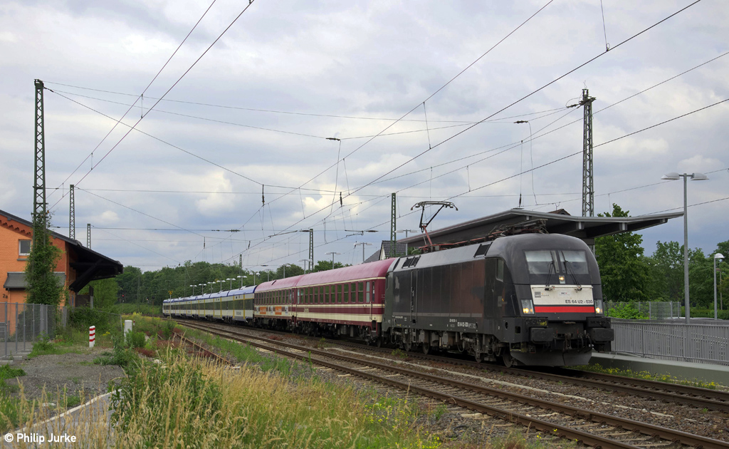 182 530-6 mit dem HKX 1802 (HH-Altona - Köln Hbf) am 14.06.2014 in Leichlingen.

