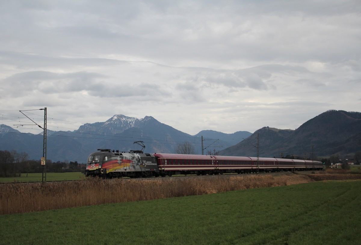 182 560  25 Jahre Deutsche Wiedervereinigung  mit einem Sonderzug aus Salzburg kommend am 18. Dezember 2015 bei Weisham.