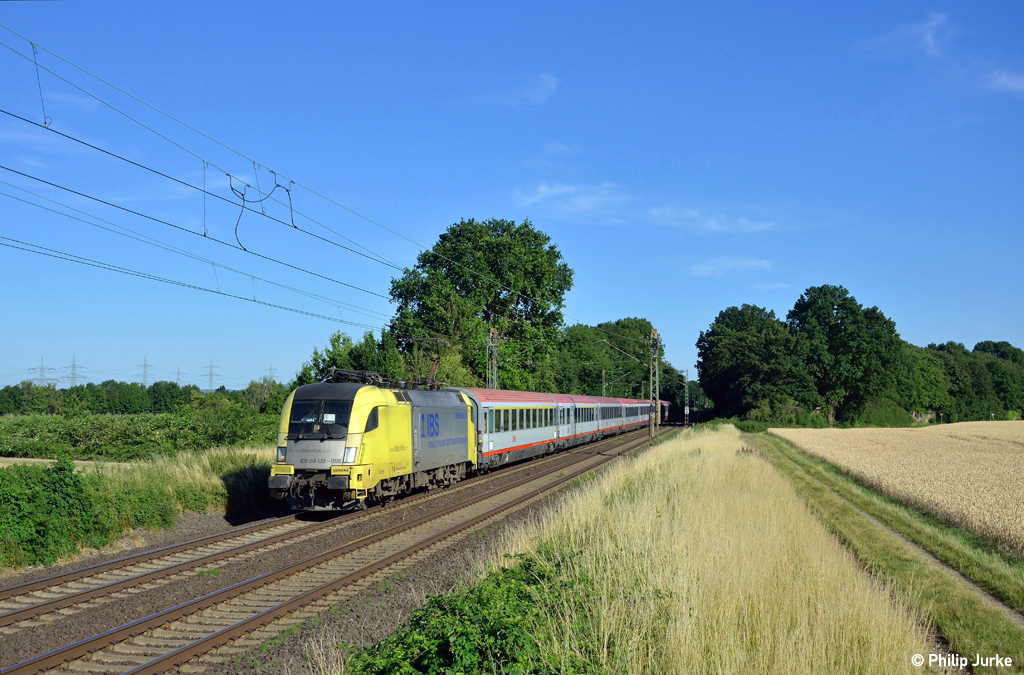 182 596-6 mit dem IC 118 (Innsbruck Hbf - Münster(Westf)Hbf) am 10.07.2015 zwischen Roisdorf und Sechtem.
