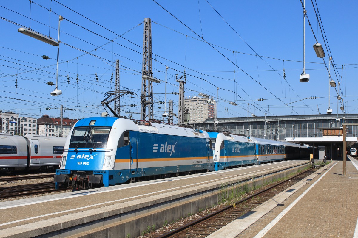 183 002 und 183 005 am 17. Juni 2013 im Vorfeld des M�nchner Haupttbahnhofes.