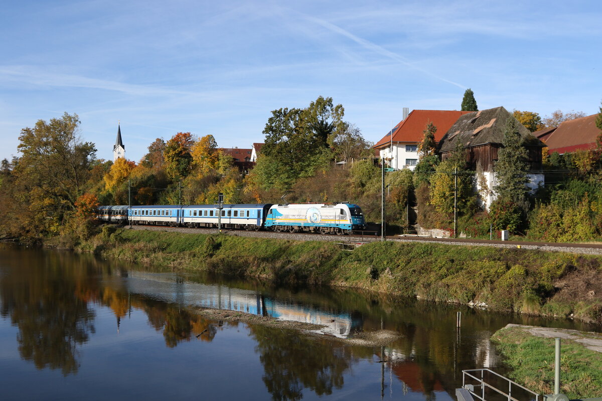 183 004 aus M�nchen kommend am 29. Oktober 2023 bei Volkmannsdorf.