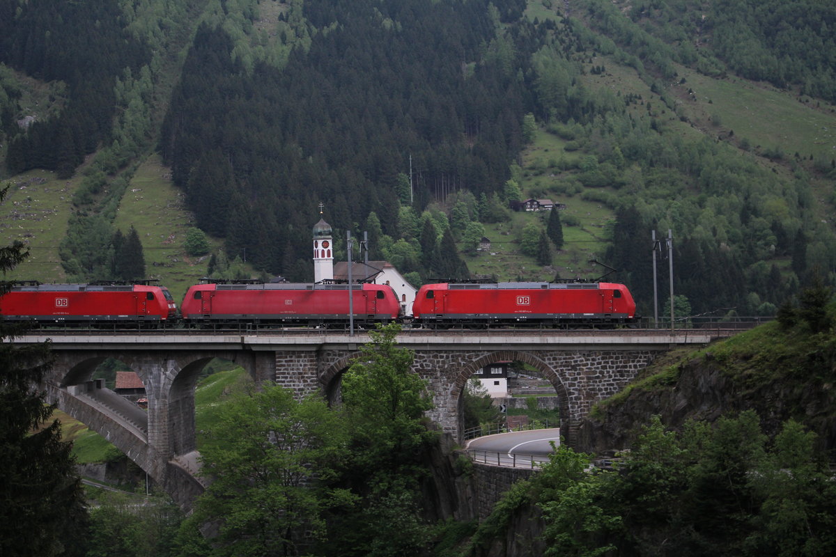 185 087-4, 185 112-0 und 185 090-8 am sp�ten Nachmittag des 25. Mai 2016 auf der  Mittleren Meienreussbr�cke  bei Wassen.