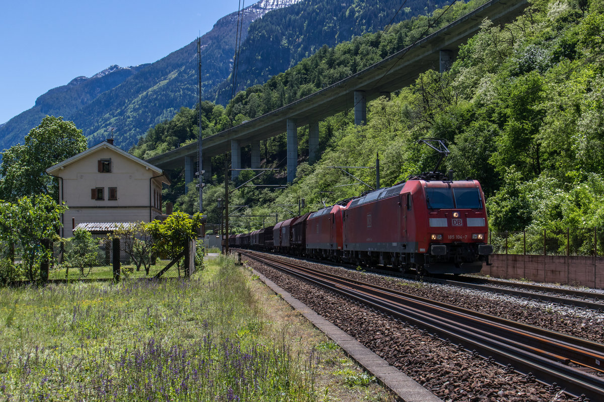 185 104 und 185 141 nordw�rts fahrend am 24. Mai 2016 bei Giornico.