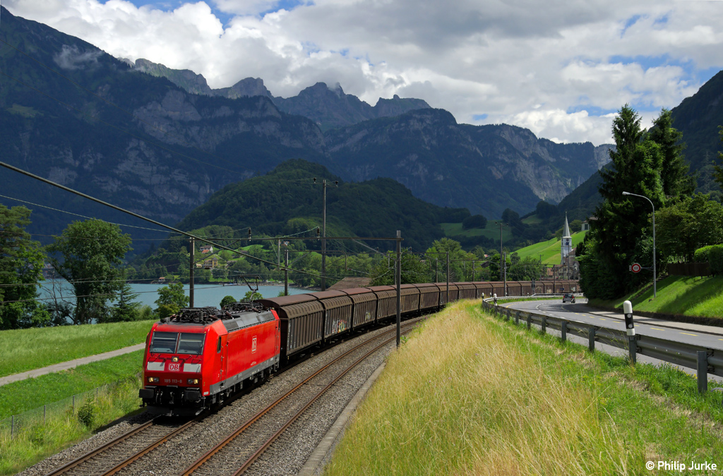 185 113-8 mit dem GB 49156 von Bludenz nach Bremerhaven am 30.07.2013 bei Mols am Walensee.
