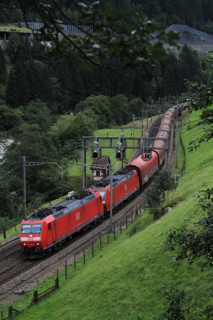 185 138-5 und eine weitere 185-iger waren am 19. August 2014 bei Gurtnellen auf dem Weg nach Erstfeld.