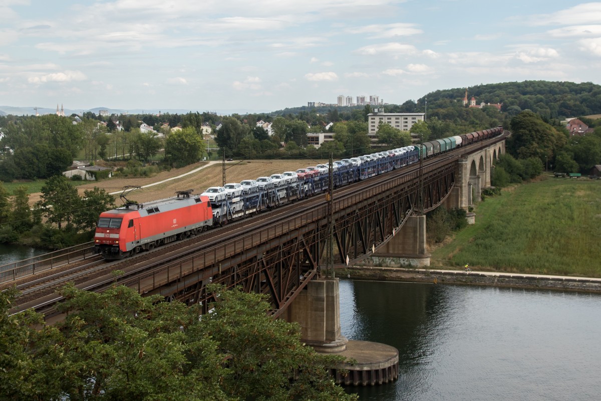185 145-9 mit einem Autozug am 28. August 2015 auf der Mariaorter-Br�cke.