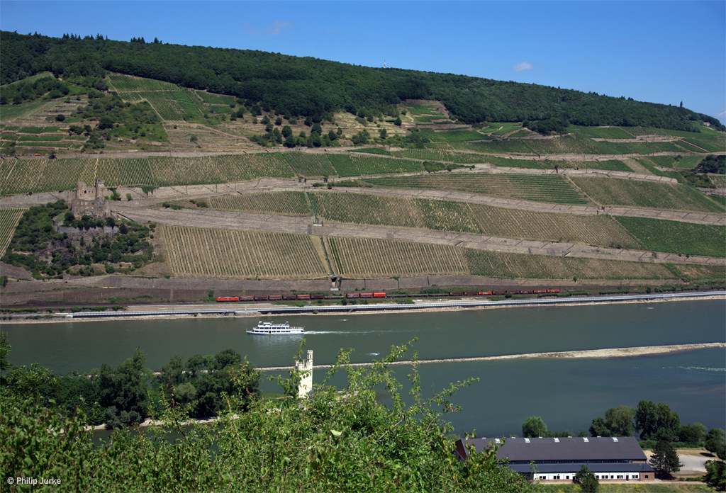 185 148-4 am 24.06.2017 mit einem Mischer zwischen Rüdesheim und Assmannshausen.
