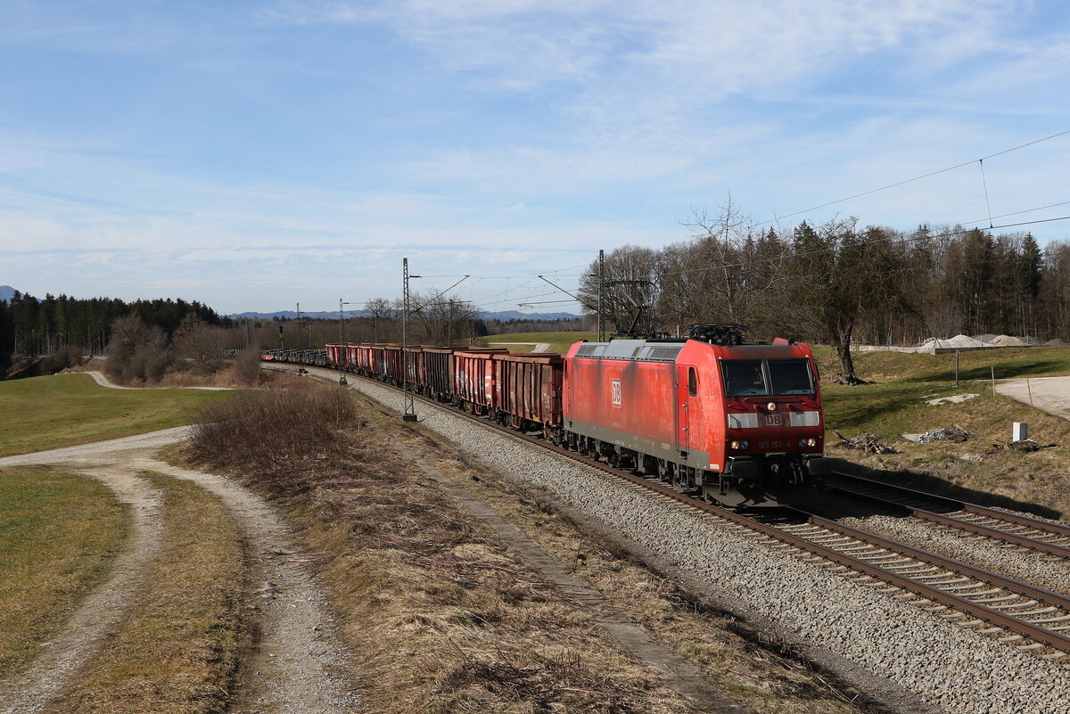 185 153 war mit einem Stahlzug am 22. Februar 2023 bei H�tt im Chiemgau in Richtung Freilassing unterwegs.