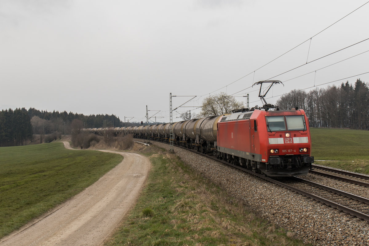 185 167-4 mit einem Kesselwagenzug am 25. M�rz 2016 bei H�tt im Chiemgau.