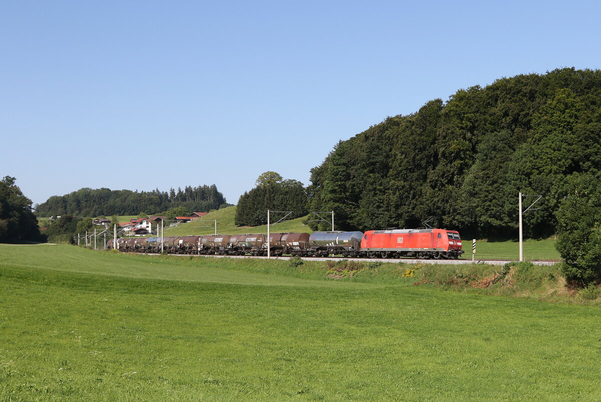 185 175 mit einem Kesselwagenzug aus M�nchen kommend am 2. August 2023 kurz vor Traunstein.