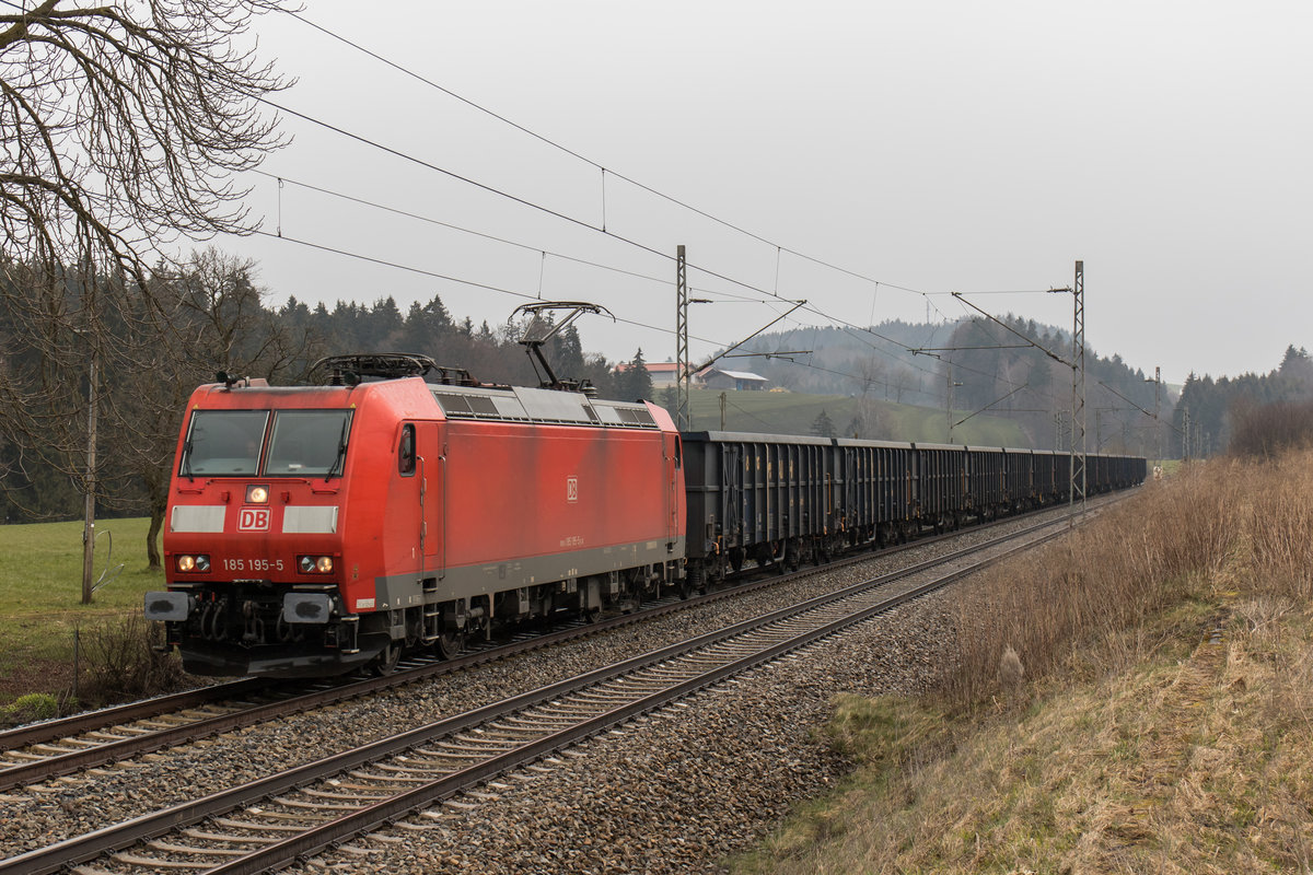 185 195-5 mit dem  Aicher-Stahlzug  aus Freilassing kommend am 25. M�rz 2016 bei H�tt.