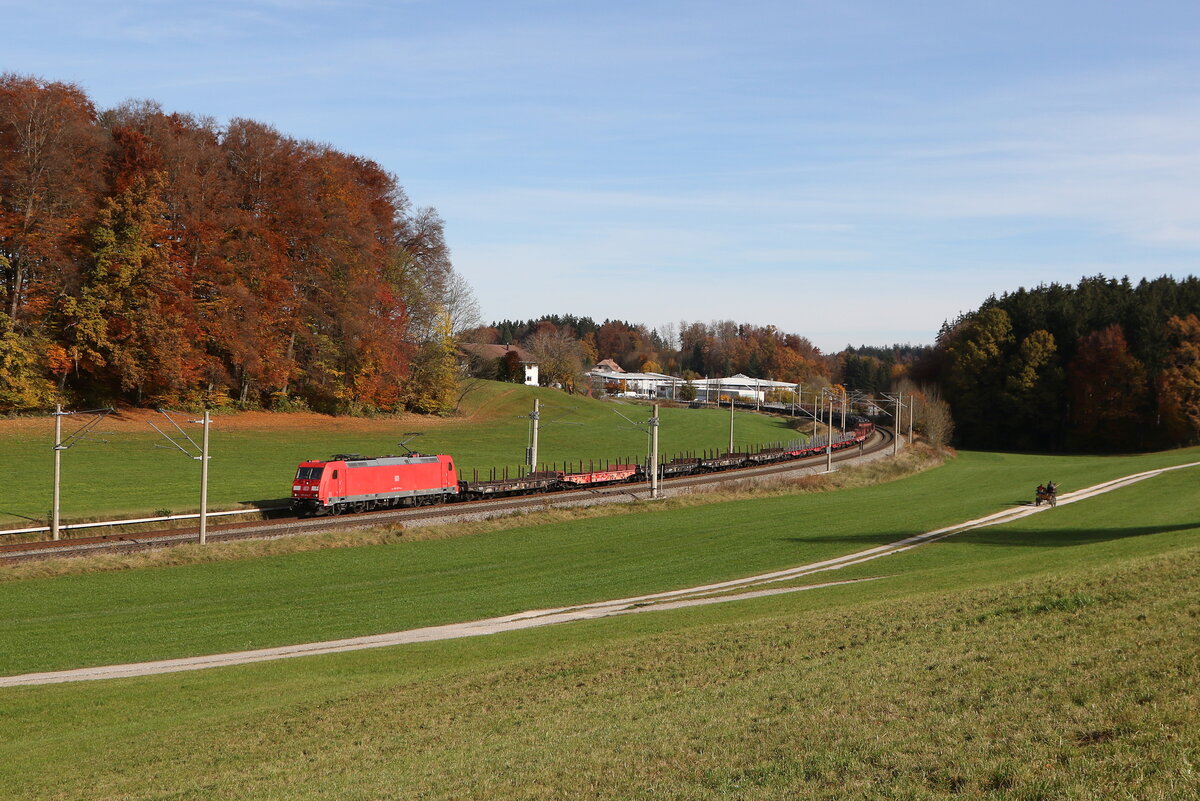185 203 mit einem Stahlzug aus Freilassing kommend am 1. November 2025 bei Axdorf.