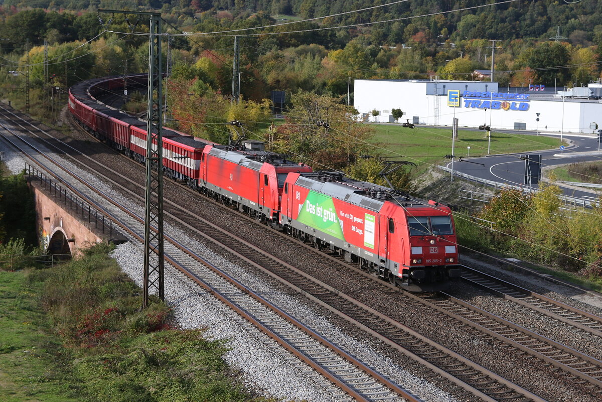 185 205  Das ist Gr�n  und 185 xxx bei der Einfahrt in Gem�nden am Main am 11. Oktober 2022.