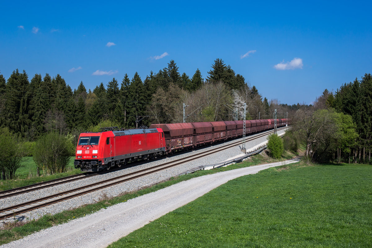 185 211 mit einem Ganzzug aus Freilassing kommend am 9. April 2017 bei Grabenst�tt.