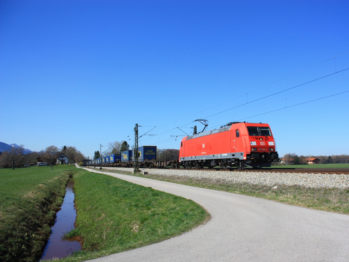 185 224-3 fuhr am 29. M�rz 2014 mit dem  Walter-Zug  durch den Chiemgau. Aufgenommen bei �bersee am Chiemsee.
