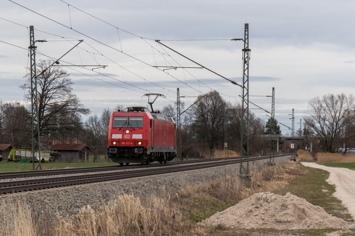 185 227-6 kam am 9. Februar 2016 alleine aus Freilassing zur�ck. aufgenommen bei �bersee am Chiemsee.