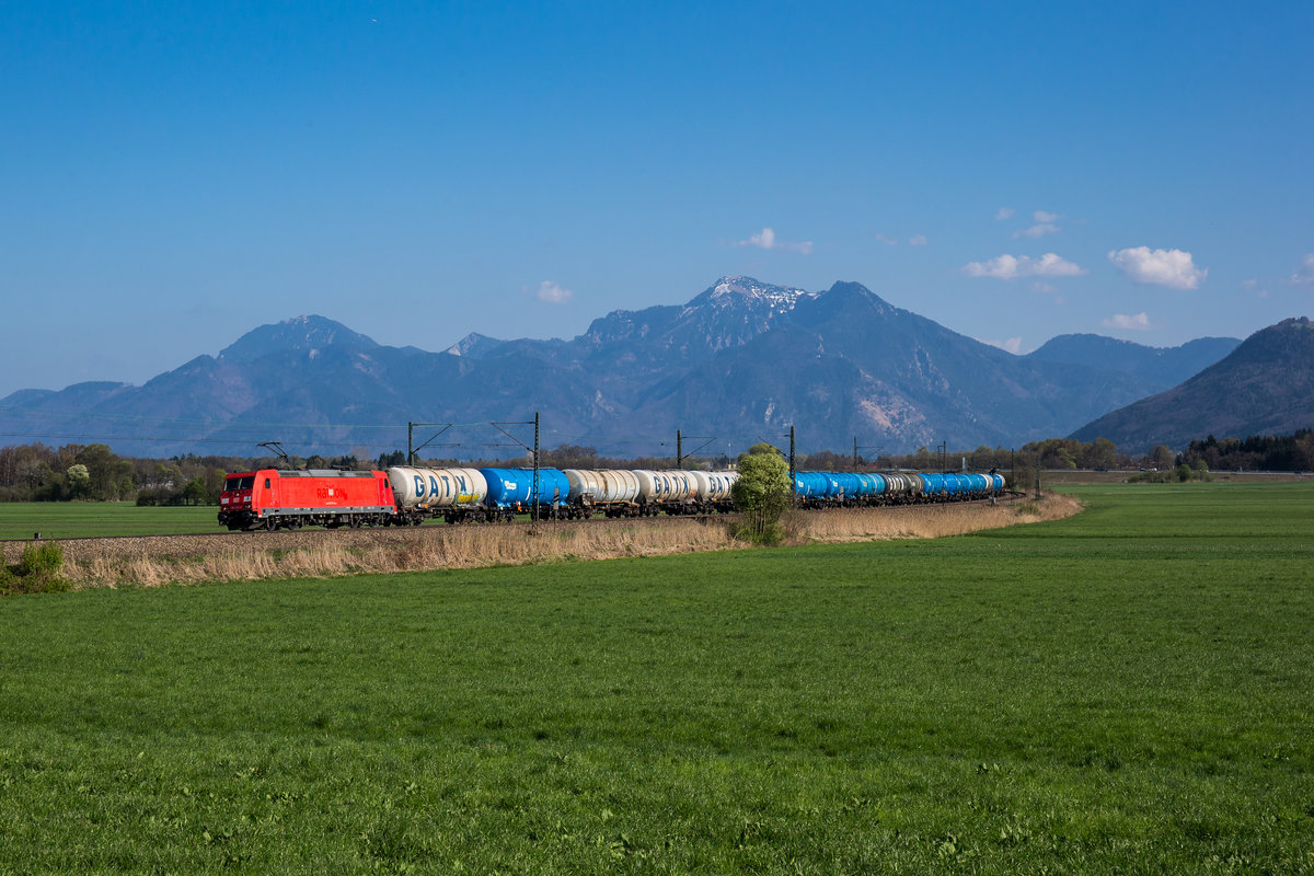 185 232 mit einem sch�nen Kesselwagenzug am 9. April 2017 bei Bernau.