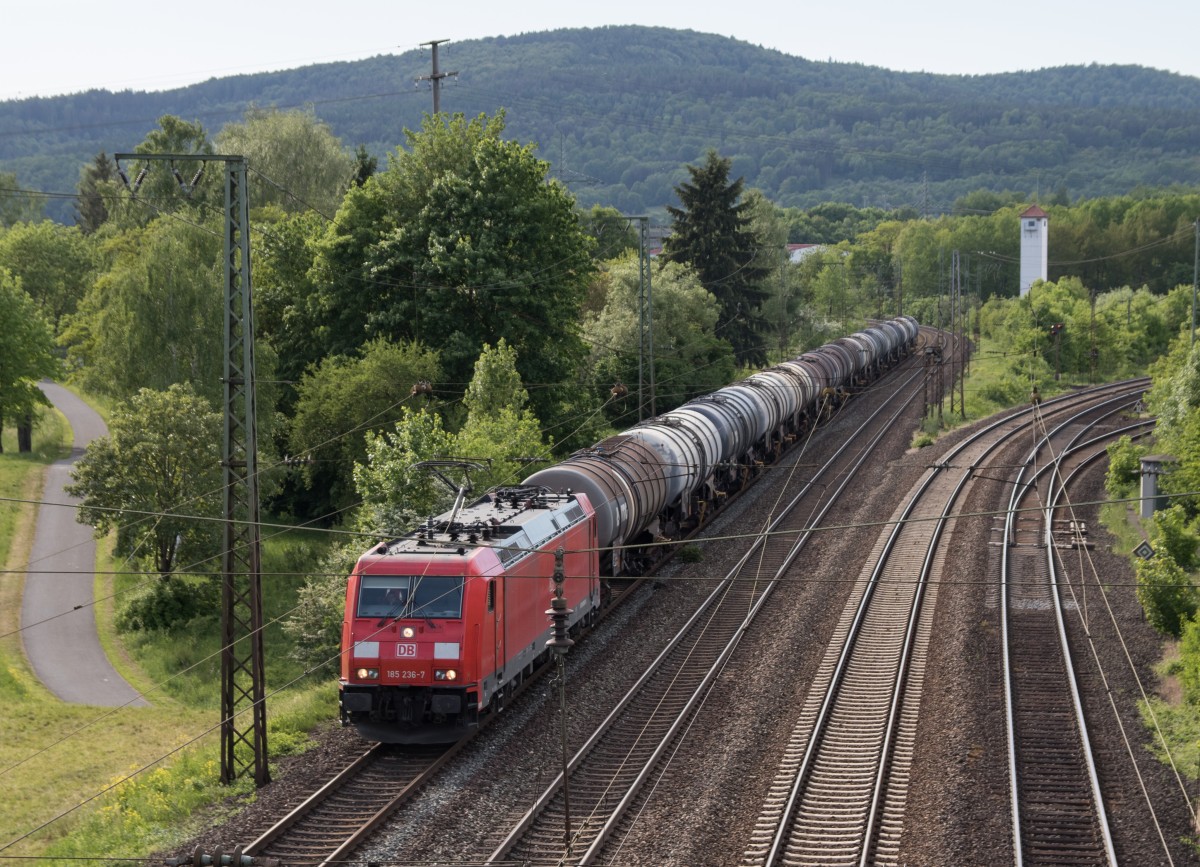 185 236-7 mit einem Kesselwagenzug kurz vor Gem�nden am Main am 15. Mai 2015.