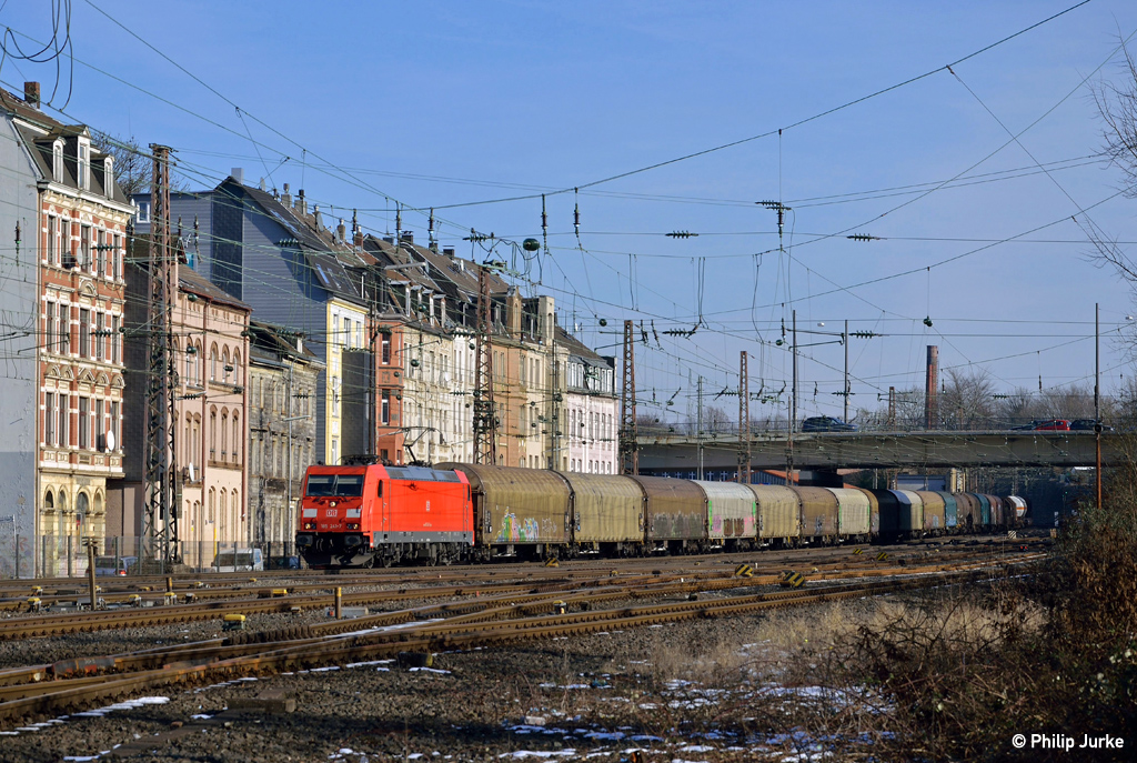 185 241-7 mit dem EZ 51164 (Hagen-Vorhalle - Köln-Gremberg) am 07.02.2015 bei Wuppertal-Oberbarmen.
