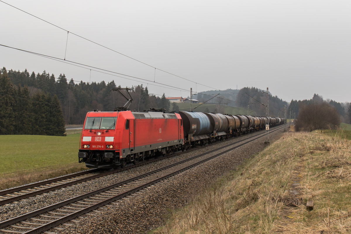 185 278-9 mit einem Kesselwagenzug aus Freilassing kommend am 25. M�rz 2016 bei H�tt.