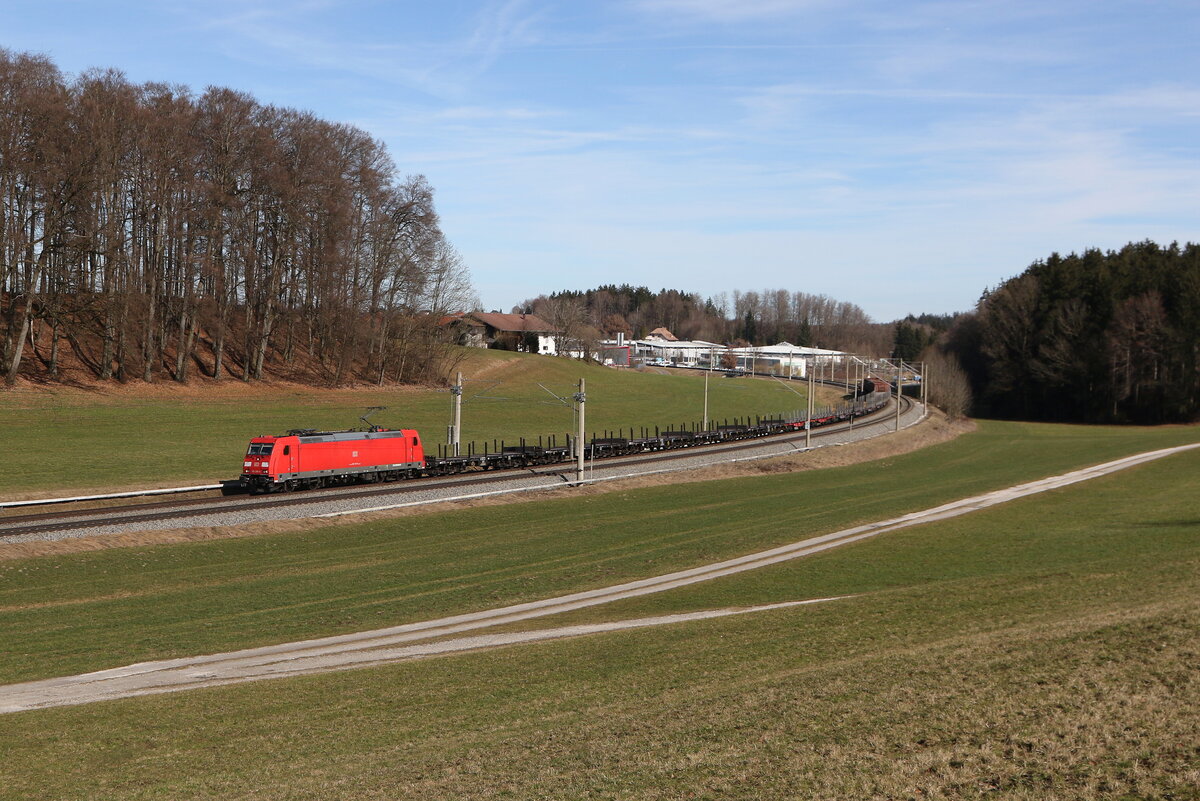 185 289 mit einem Stahlzug aus Freilassing kommend am 26. Februar 2026 bei Axdorf im Chiemgau.