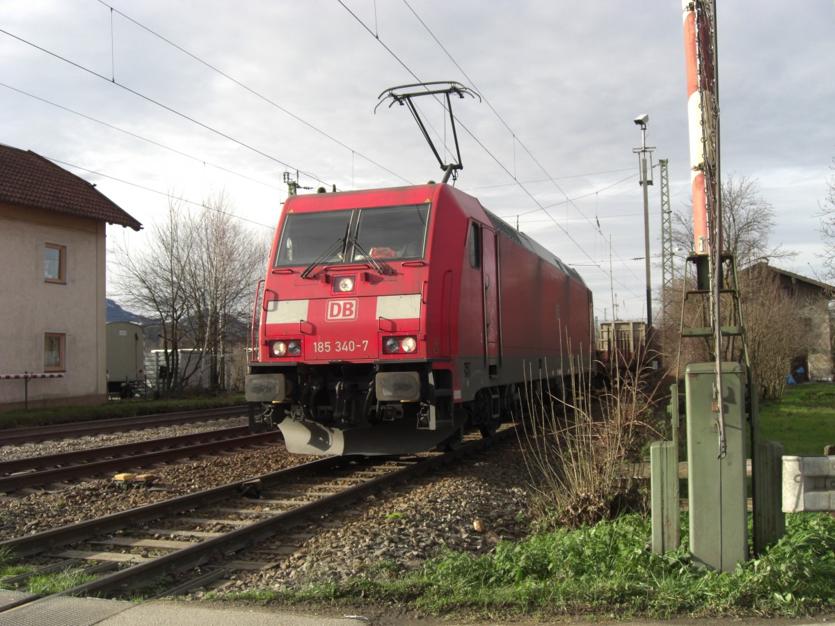 185 340-7 am 6. Dezember 2009 auf dem Ausweichgleis in �bersee am Chiemsee.