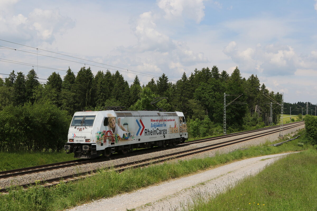 185 349 aus Freilassing kommend am 8. Juni 2021 bei Grabenst�tt im Chiemgau.