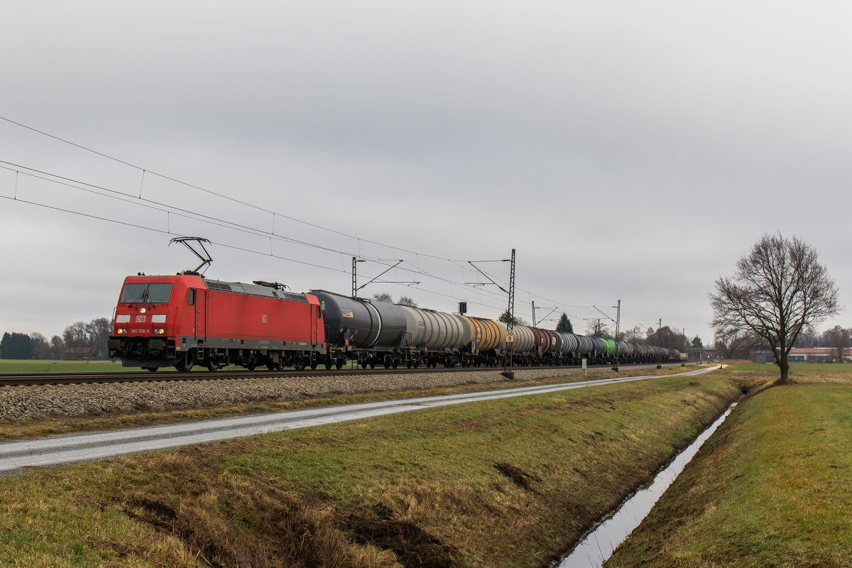 185 358-9 mit einem Kesselwagenzug aus Freilassing kommend. Aufgenommen am 3. Dezember 2016 bei �bersee am Chiemsee.