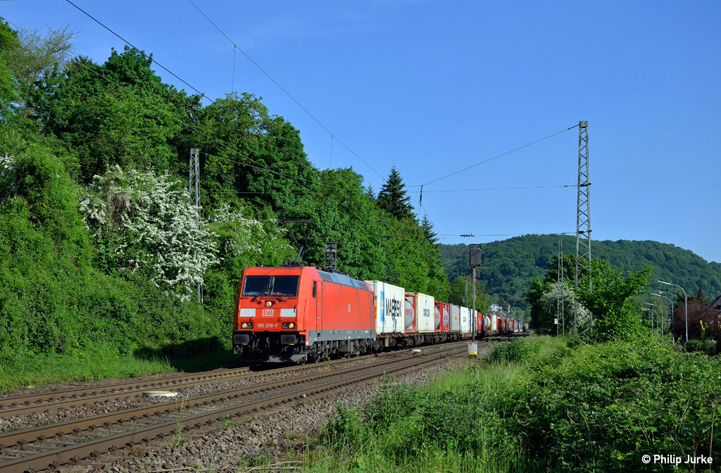185 378-7 mit einem KV-Zug am 14.05.2015 bei Oberwinter.
