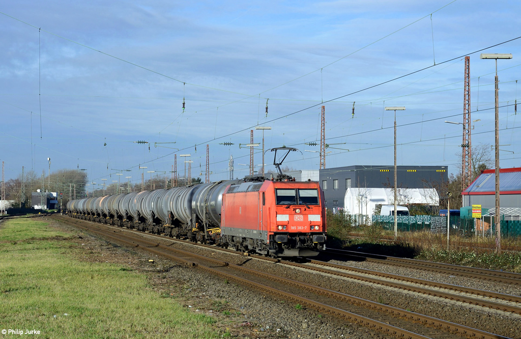 185 383-7 mit einem Kesselzug am 09.01.2016 in Hilden.

