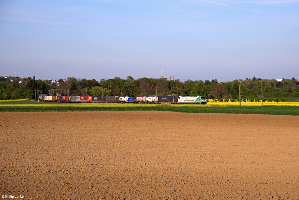 185 389-4 mit dem KT 42020 (Gallarate - Köln-Eifeltor) am 30.04.2017 bei Niederwalluf.