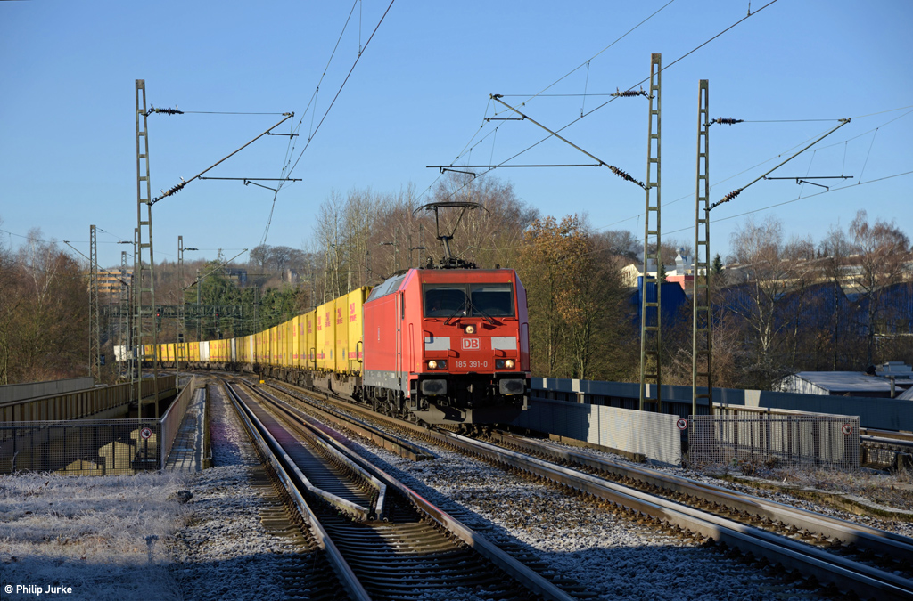 185 391-0 mit dem KT 50779 (München-Riem Ubf - Wuppertal-Langerfeld Ubf) am 04.12.2016 bei Wuppertal-Sonnborn.

