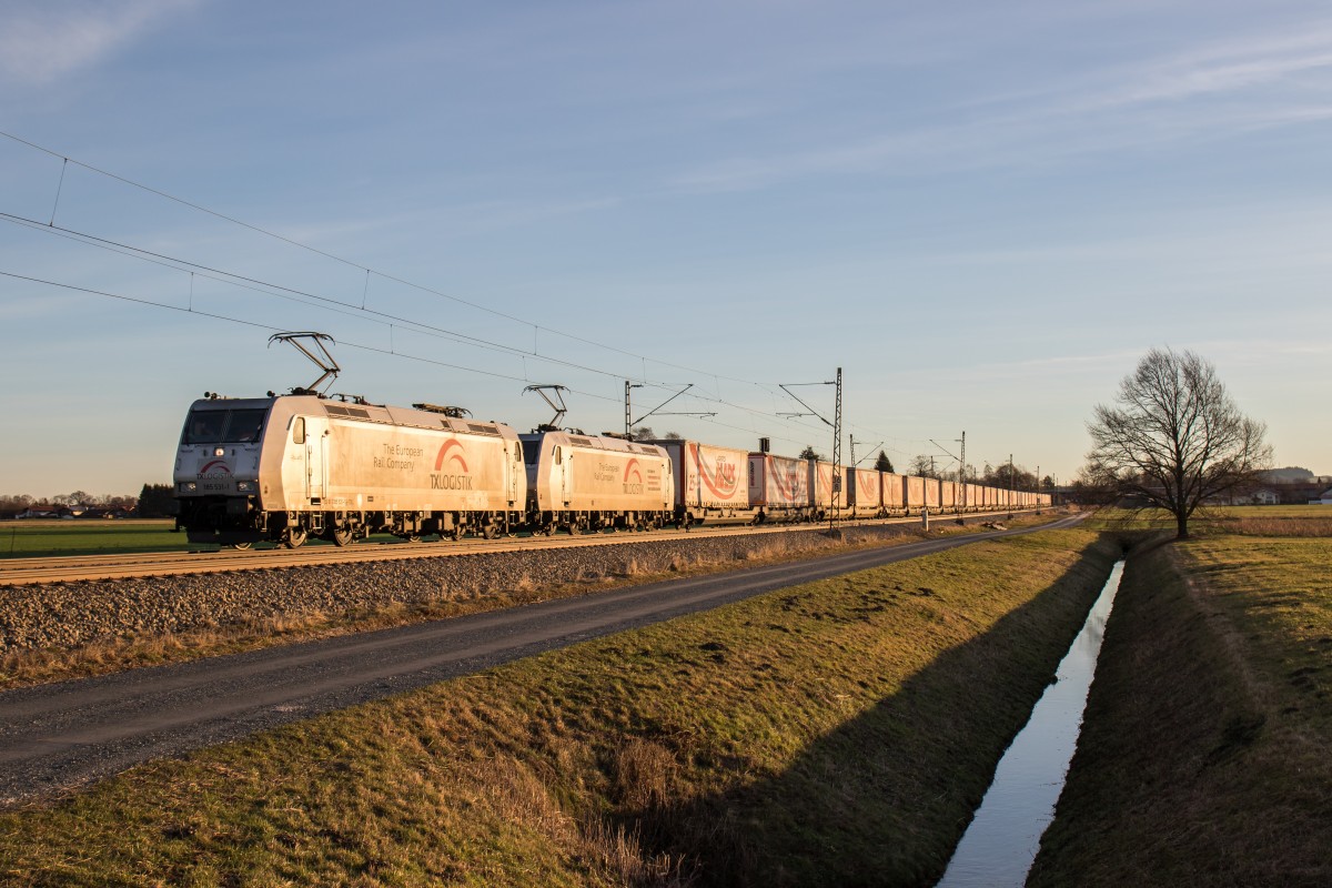 185 531-1 und 185 538 mit dem  Mars-Zug  am 6. Februar 2016 bei �bersee am Chiemsee.