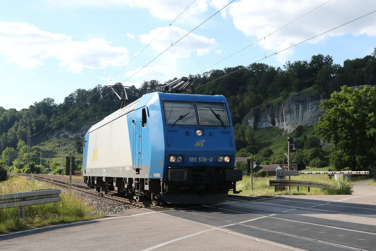 185 536 von  Widmer-Rail-Service  auf dem Weg nach Ingolstadt am 24. Juni 2020 bei Hagenacker im Altm�hltal.
