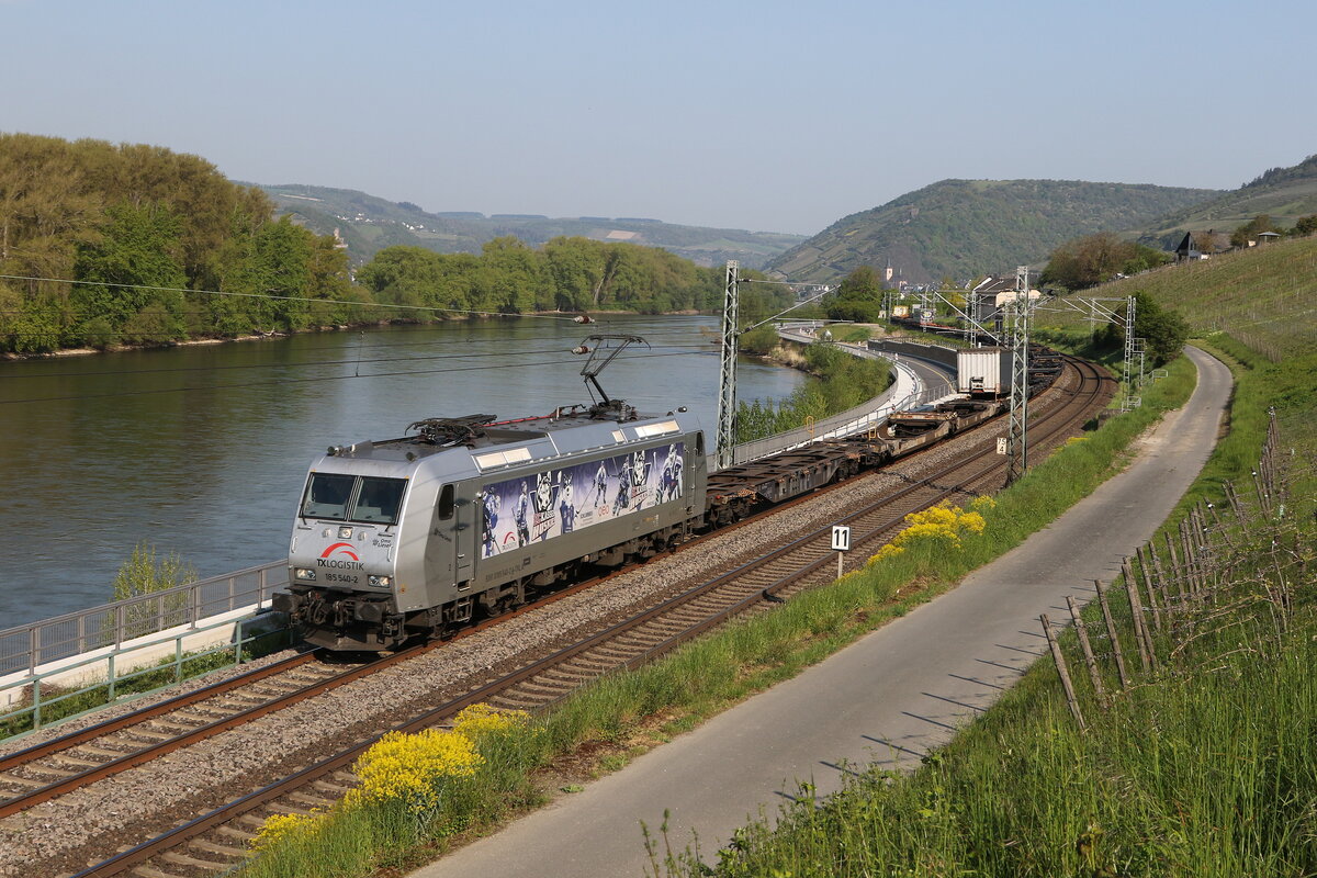 185 540  EC Kassel Huskies  mit einem schwach beladenem  KLV  aus Koblenz kommend am 2. Mai 2022 im  B�chergrund  bei Lorch.