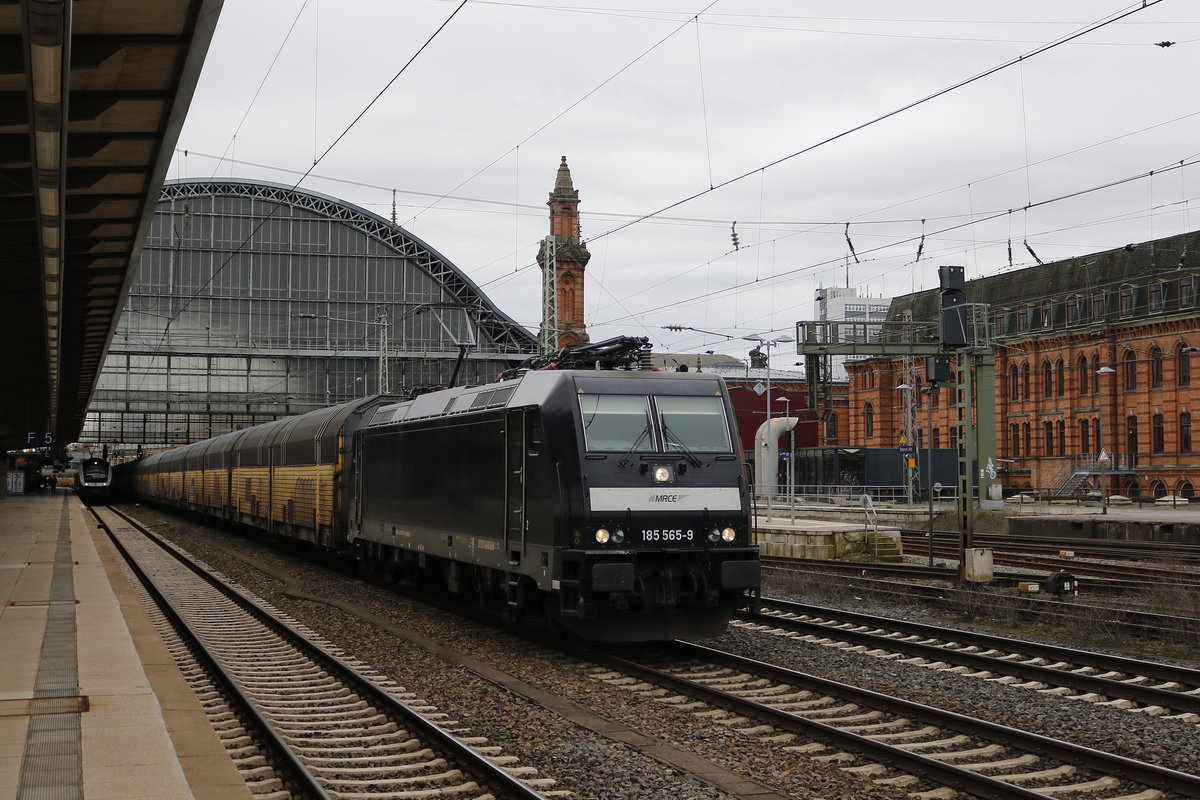 185 565 von  MRCE  mit einem Autozug am 27. M�rz 2019 im Bremer Hauptbahnhof.