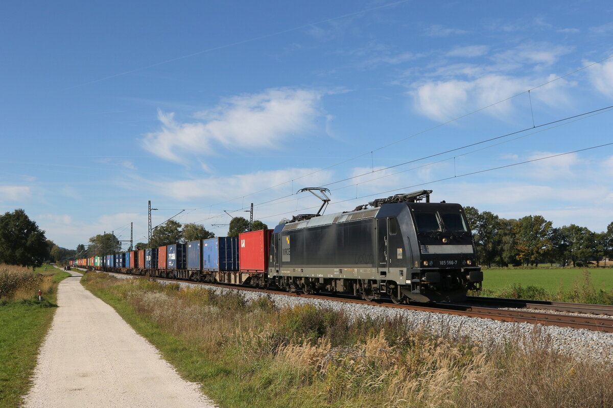 185 566 mit einem Containerzug aus M�nchen kommend am 15. Oktober 2021 bei �bersee am Chiemsee.