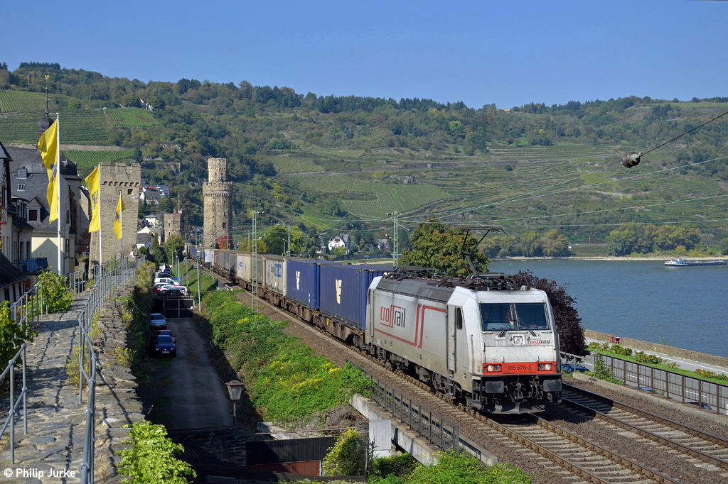 185 578-2 mit dem DGS 41665 (Genk - Novara Broschetto) am 03.10.2014 bei Oberwesel.
