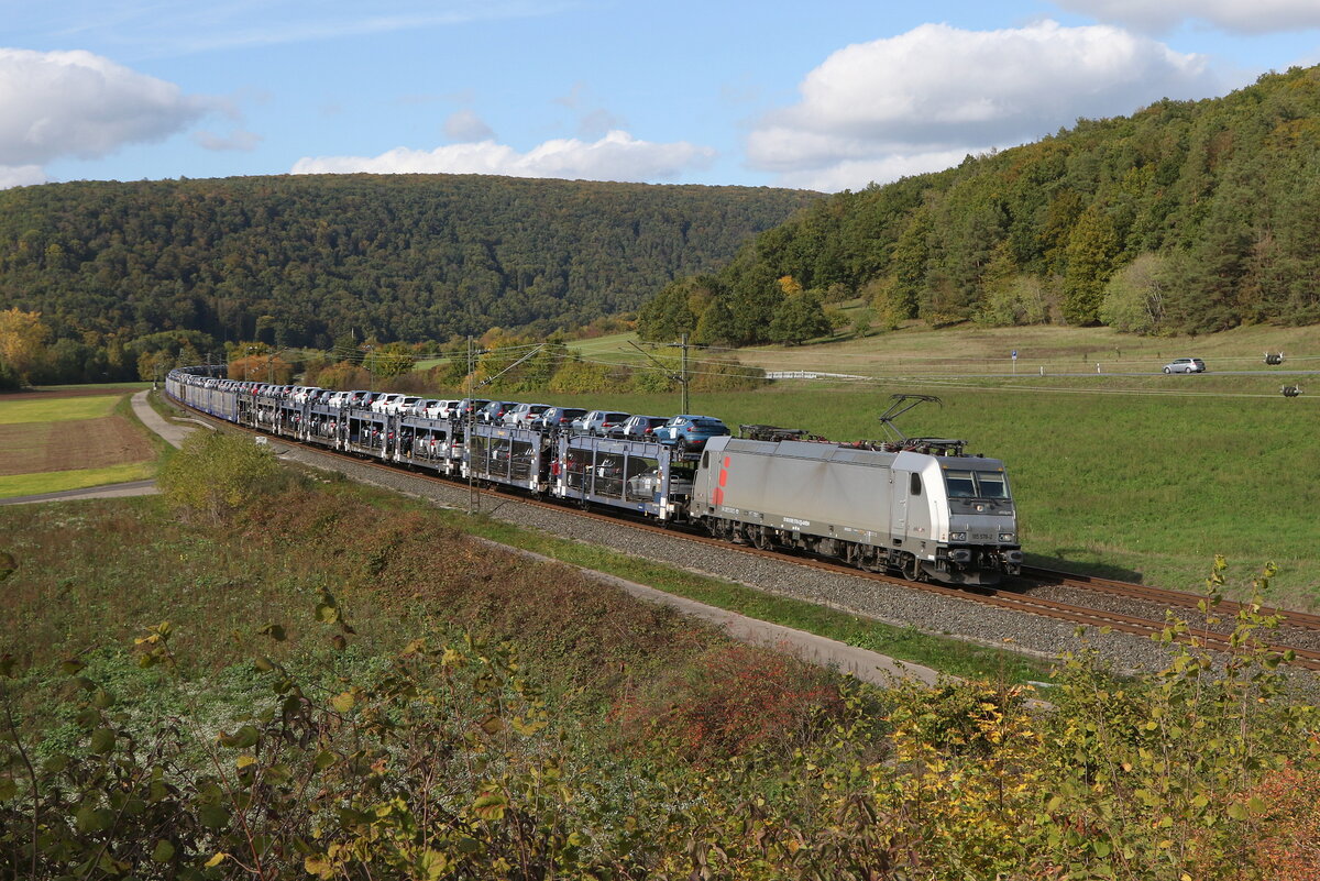 185 578 von  AKIEM  war am 111. Oktober 2022 mit einem Autozug bei Harrbach in Richtung W�rzburg unterwegs..