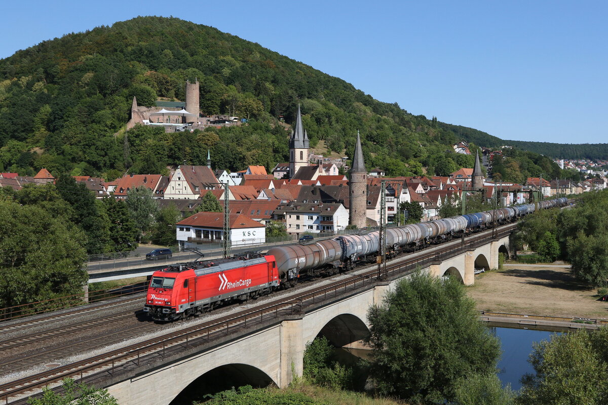 185 585 von  Rhein-Cargo  mit einem Kesselwagenzug bei der durchfahrt von Gem�nden am 8. August 2022.