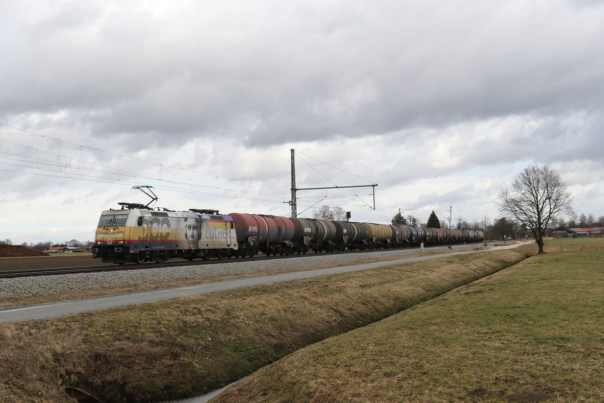 185 589  500 Jahre Luther  von  Rhein Cargo  mit einem Kesselwagenzug aus Salzburg kommend am 11. Februar 2020 bei �bersee am Chiemsee.
